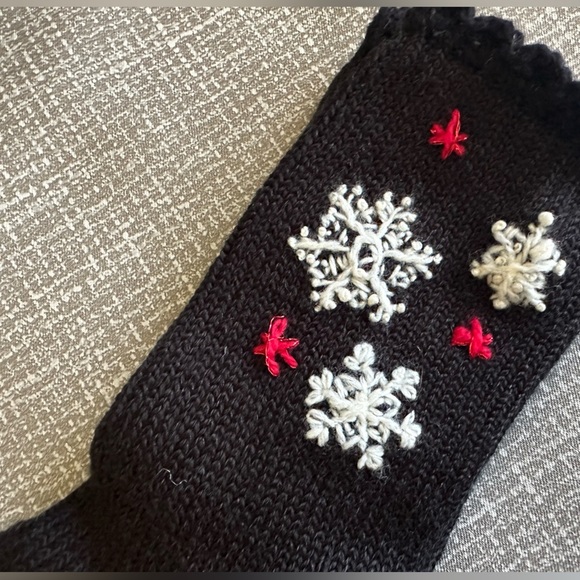 Hue Winter Snowflake Socks Black White and Red size OS - Picture 3 of 8